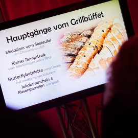 Monitore für Büffetinformationen, Sitzpläne und Fotos/Videos.