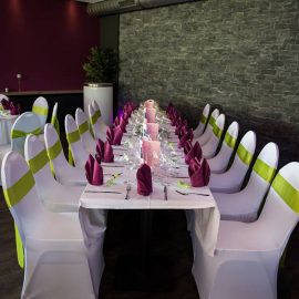 Stühle mit glatten Hussen (und Farbband)