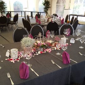 Dunkle Tischdecke (Stühle ohne Hussen)