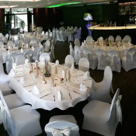 Ovale Tische (Stühle mit Hussen und weißem Farbband)